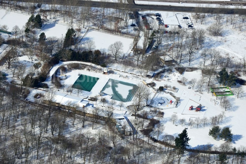 Luftbild Berlin Karlshorst - Winterlich mit Schnee bedecktes Freibad - Sommerbad Wuhlheide der Berliner Bäder Betriebe an der Treskowallee in Berlin - Karlshorst