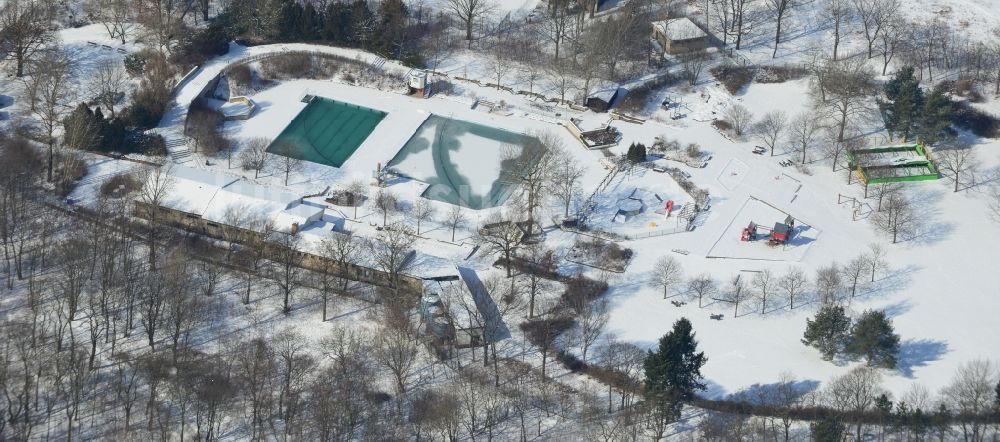 Luftaufnahme Berlin Karlshorst - Winterlich mit Schnee bedecktes Freibad - Sommerbad Wuhlheide der Berliner Bäder Betriebe an der Treskowallee in Berlin - Karlshorst