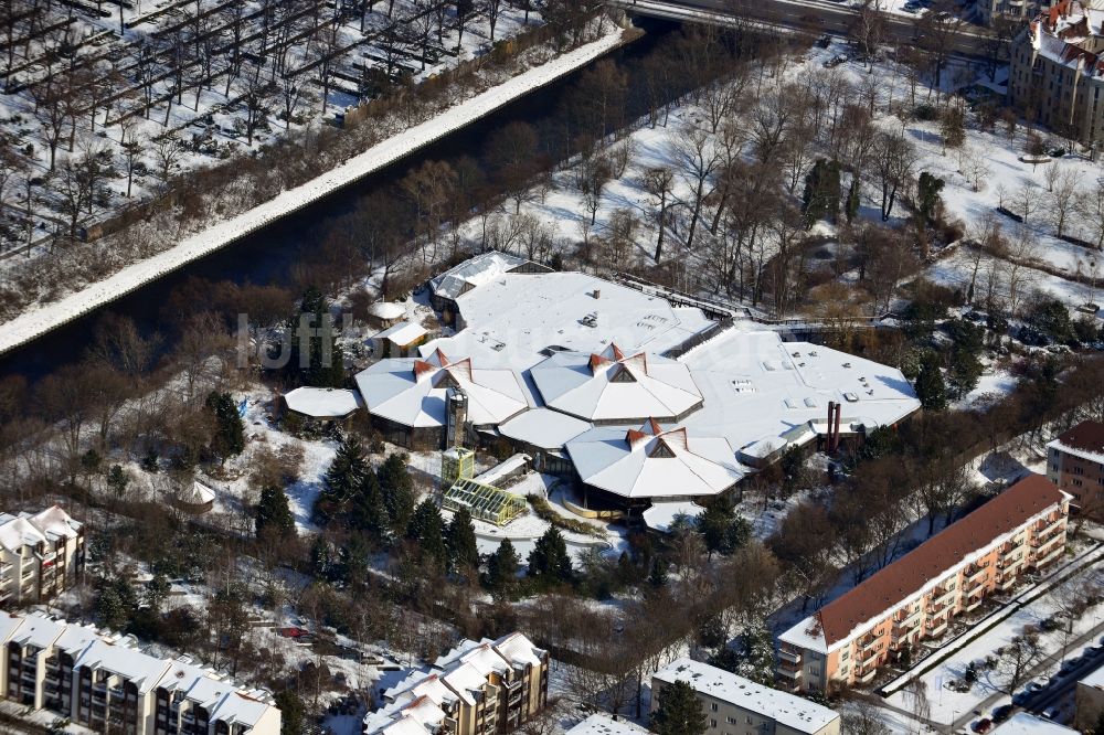 Berlin Tempelhof aus der Vogelperspektive: Winterlich mit Schnee bedecktes Gebäude des geschlossenen Spaßbad / Freizeitbad Blub im Stadtteil Berlin Tempelhof