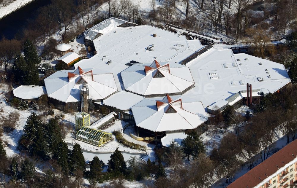 Luftbild Berlin Tempelhof - Winterlich mit Schnee bedecktes Gebäude des geschlossenen Spaßbad / Freizeitbad Blub im Stadtteil Berlin Tempelhof