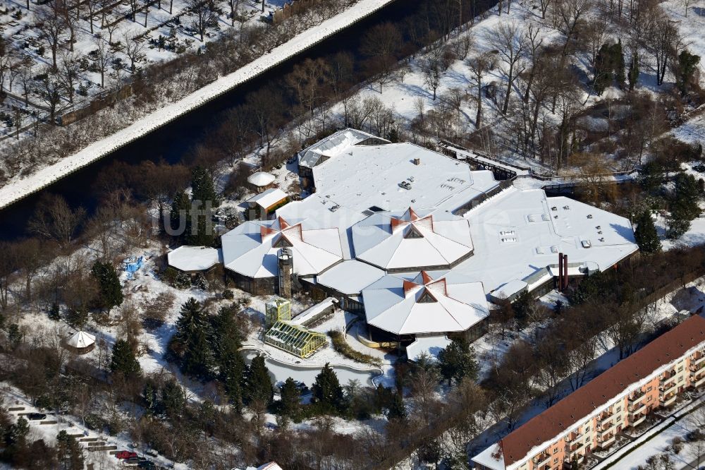 Luftaufnahme Berlin Tempelhof - Winterlich mit Schnee bedecktes Gebäude des geschlossenen Spaßbad / Freizeitbad Blub im Stadtteil Berlin Tempelhof