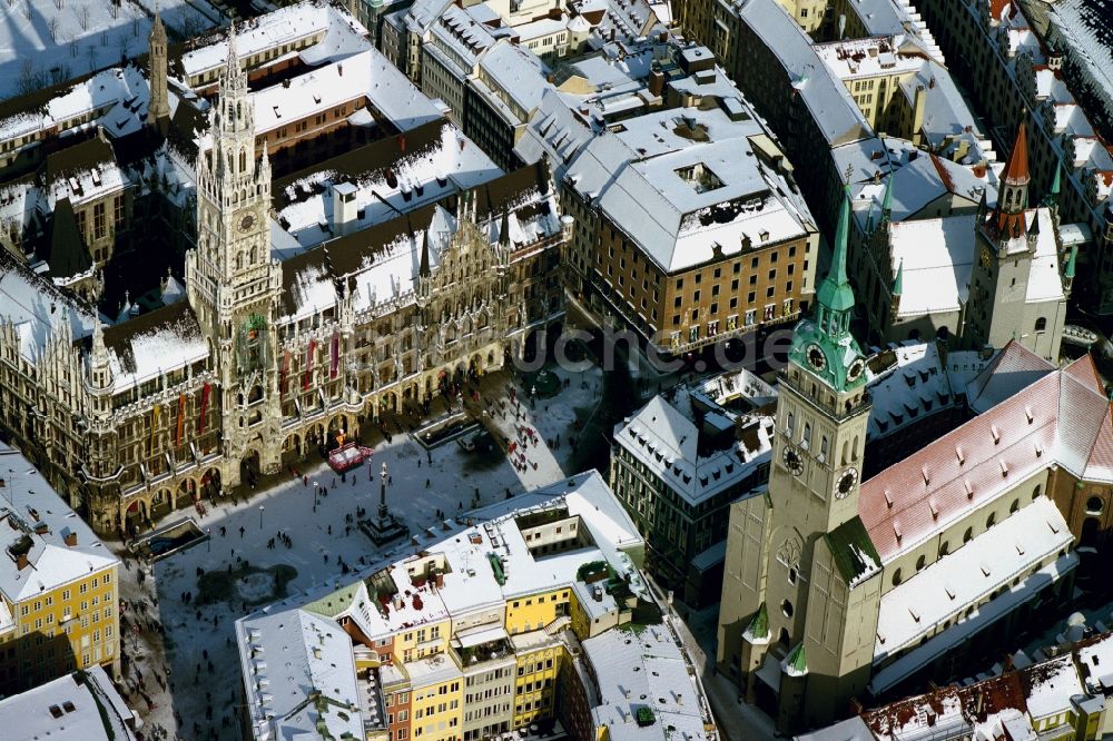 Luftbild München - Winterlich Schnee bedecktes Gebäude der Stadtverwaltung - Neues Rathaus am Marienplatz in München im Bundesland Bayern