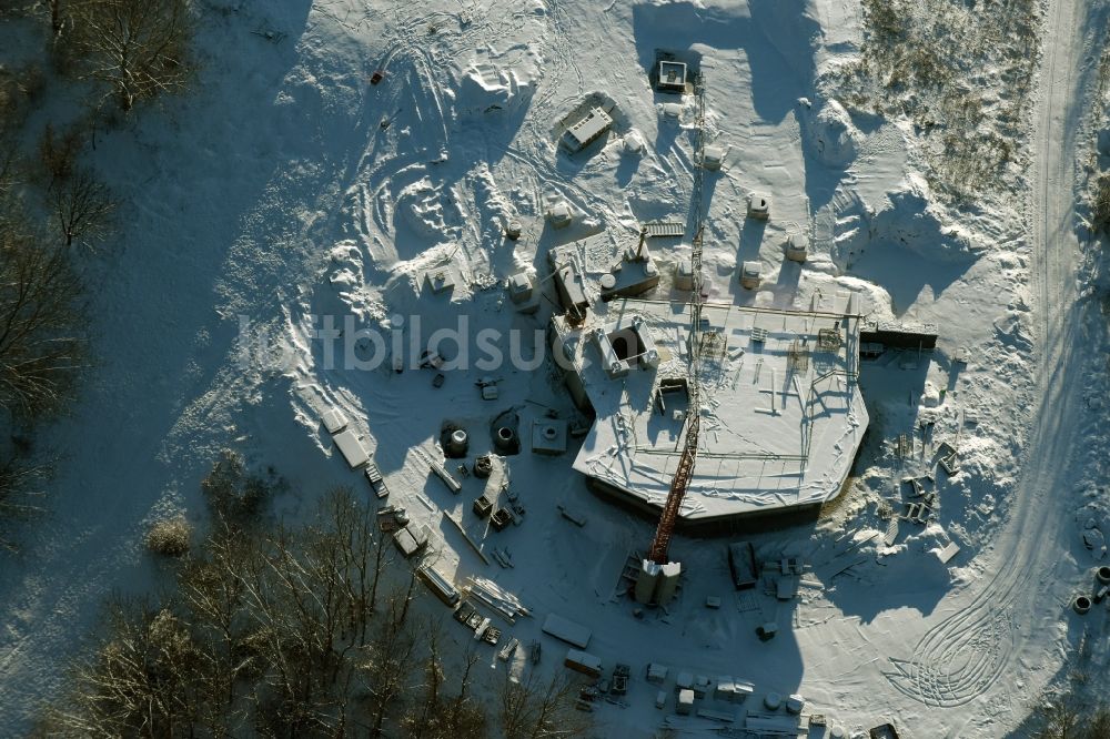 Luftbild Berlin - Winterlich mit Schnee bedecktes Gelände der Bauarbeiten zur Seilbahnstation auf dem Kienberg am Gelände der IGA 2017 im Bezirk Marzahn-Hellersdorf in Berlin