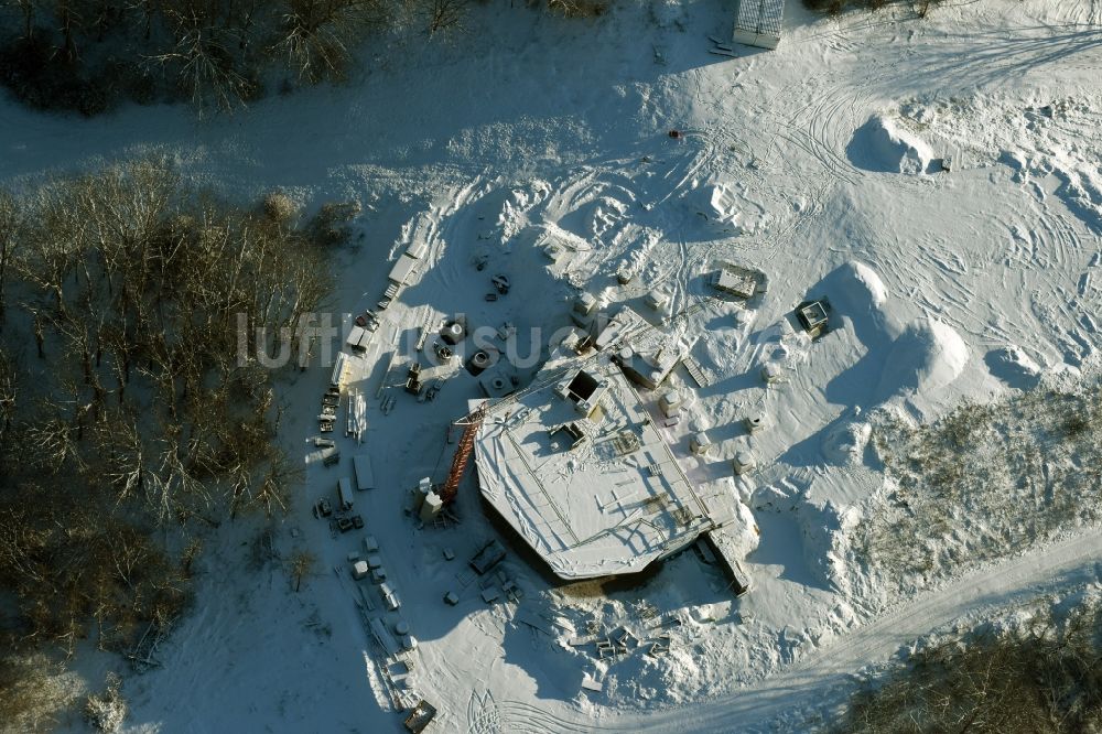 Luftaufnahme Berlin - Winterlich mit Schnee bedecktes Gelände der Bauarbeiten zur Seilbahnstation auf dem Kienberg am Gelände der IGA 2017 im Bezirk Marzahn-Hellersdorf in Berlin