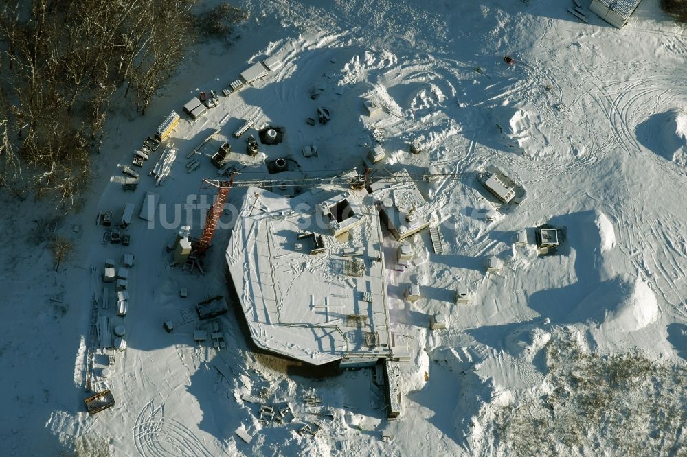 Berlin von oben - Winterlich mit Schnee bedecktes Gelände der Bauarbeiten zur Seilbahnstation auf dem Kienberg am Gelände der IGA 2017 im Bezirk Marzahn-Hellersdorf in Berlin