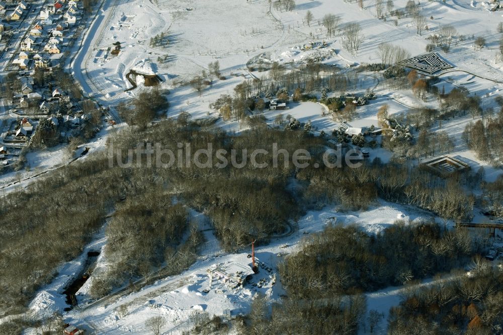 Berlin aus der Vogelperspektive: Winterlich mit Schnee bedecktes Gelände der Bauarbeiten zur Seilbahnstation auf dem Kienberg am Gelände der IGA 2017 im Bezirk Marzahn-Hellersdorf in Berlin