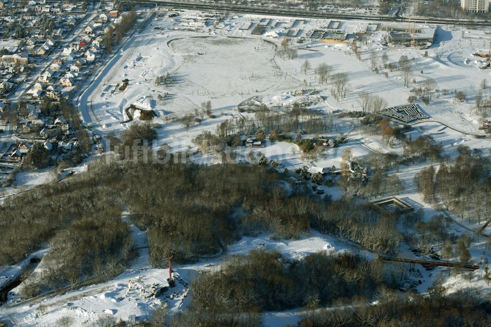 Luftbild Berlin - Winterlich mit Schnee bedecktes Gelände der Bauarbeiten zur Seilbahnstation auf dem Kienberg am Gelände der IGA 2017 im Bezirk Marzahn-Hellersdorf in Berlin