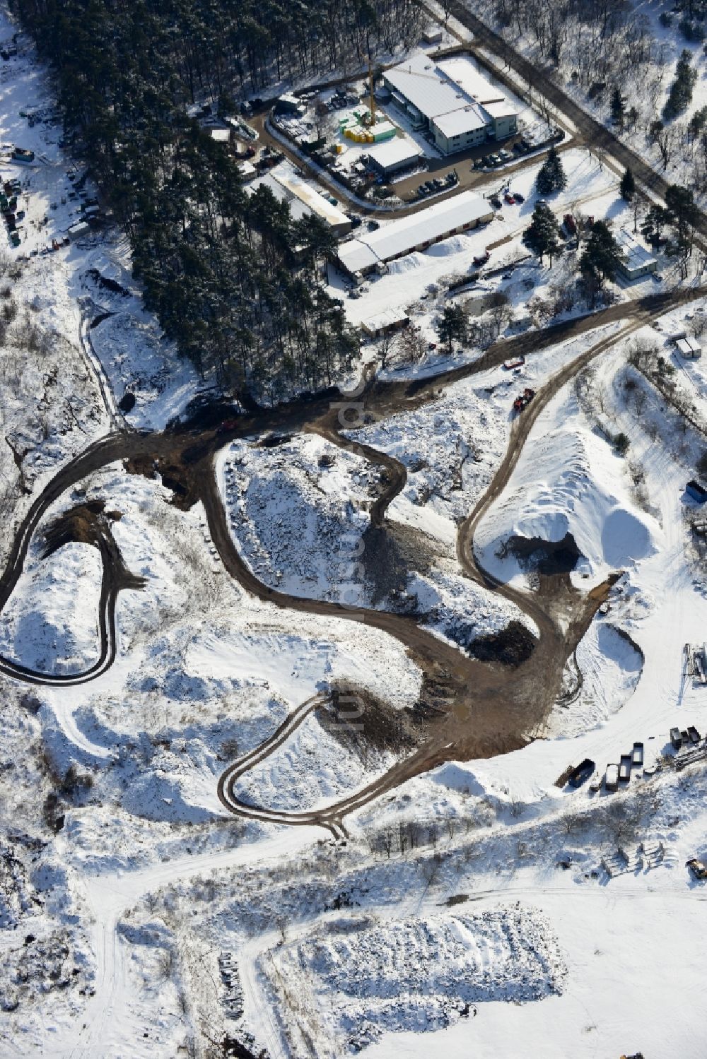 Berlin von oben - Winterlich mit Schnee bedecktes Gelände der Baustoff- Recycling und Bodenaufbereitungsfirma an der Friedhofstraße Berlin - Mahlsdorf