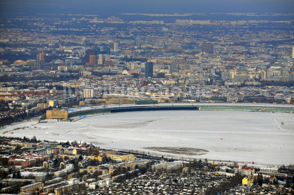 Berlin von oben - Winterlich mit Schnee bedecktes Gelände des ehemaligen Flughafens Berlin-Tempelhof in Berlin