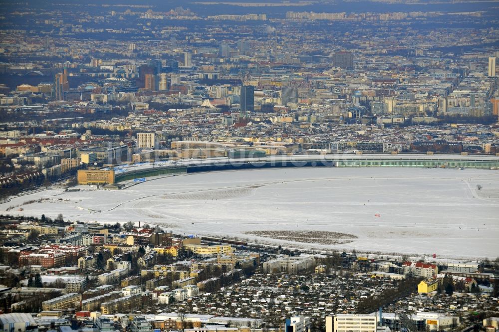 Berlin aus der Vogelperspektive: Winterlich mit Schnee bedecktes Gelände des ehemaligen Flughafens Berlin-Tempelhof in Berlin