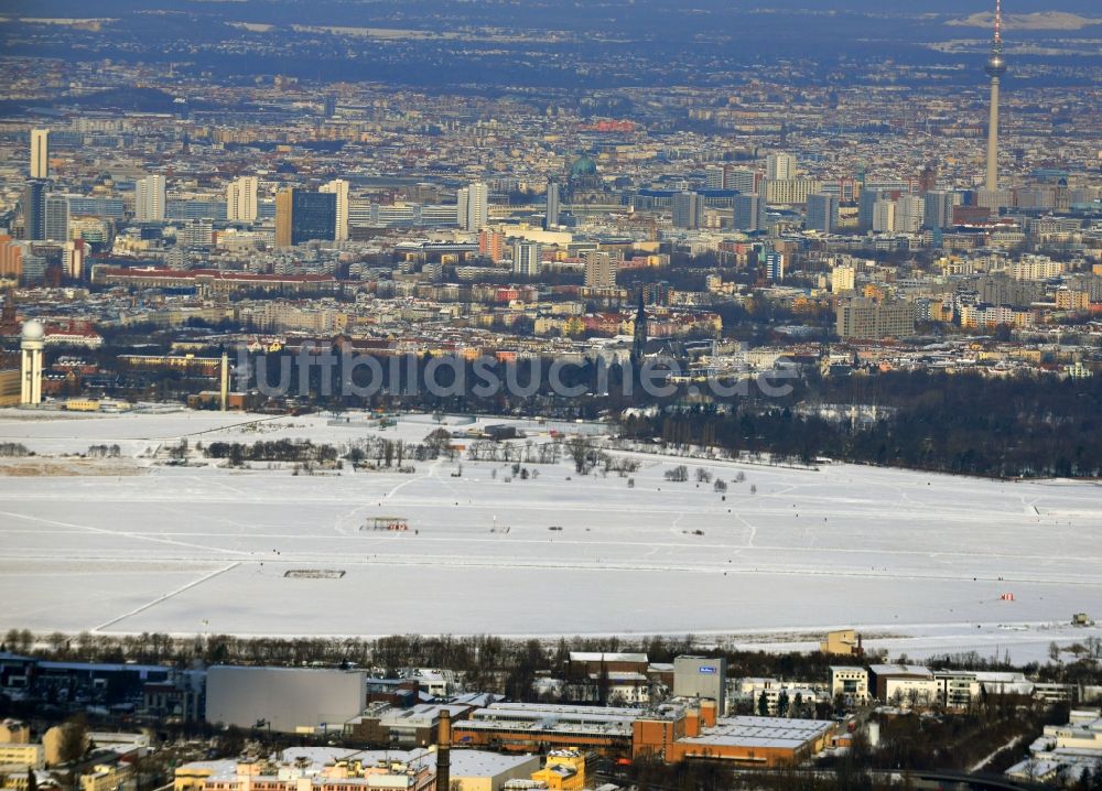 Luftbild Berlin - Winterlich mit Schnee bedecktes Gelände des ehemaligen Flughafens Berlin-Tempelhof in Berlin