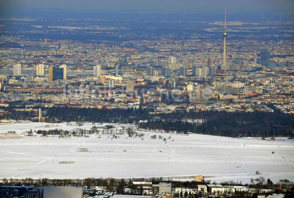 Luftaufnahme Berlin - Winterlich mit Schnee bedecktes Gelände des ehemaligen Flughafens Berlin-Tempelhof in Berlin