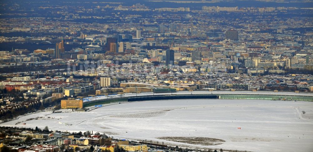 Berlin von oben - Winterlich mit Schnee bedecktes Gelände des ehemaligen Flughafens Berlin-Tempelhof in Berlin