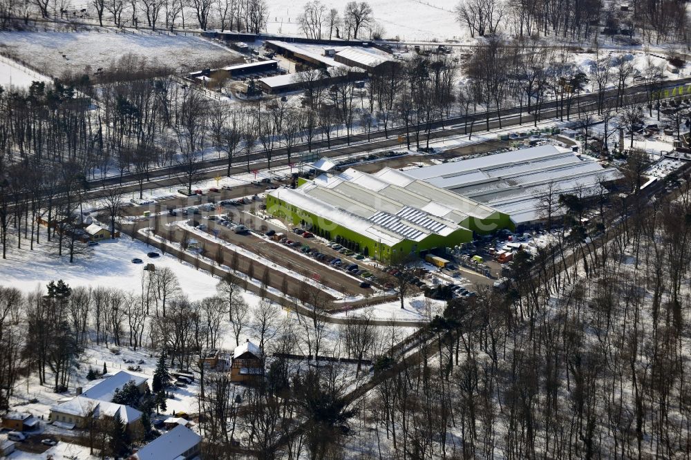 Dahlwitz - Hoppegarten von oben - Winterlich mit Schnee bedecktes Gelände des Gartenmarktes Pflanzen Kölle an der B1 am Bollensdorfer Weg in Dahlwitz - Hoppegarten im Bundesland Brandenburg