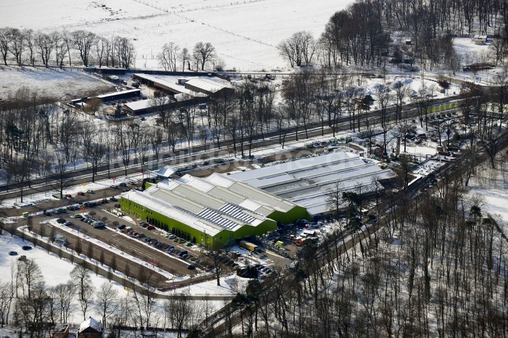 Dahlwitz - Hoppegarten aus der Vogelperspektive: Winterlich mit Schnee bedecktes Gelände des Gartenmarktes Pflanzen Kölle an der B1 am Bollensdorfer Weg in Dahlwitz - Hoppegarten im Bundesland Brandenburg