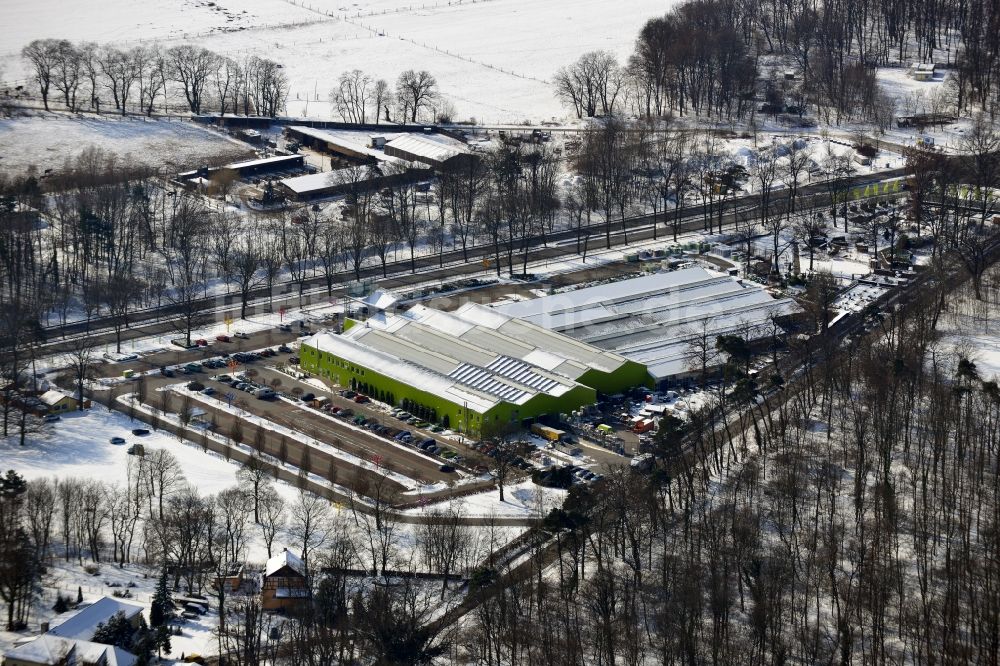 Luftbild Dahlwitz - Hoppegarten - Winterlich mit Schnee bedecktes Gelände des Gartenmarktes Pflanzen Kölle an der B1 am Bollensdorfer Weg in Dahlwitz - Hoppegarten im Bundesland Brandenburg