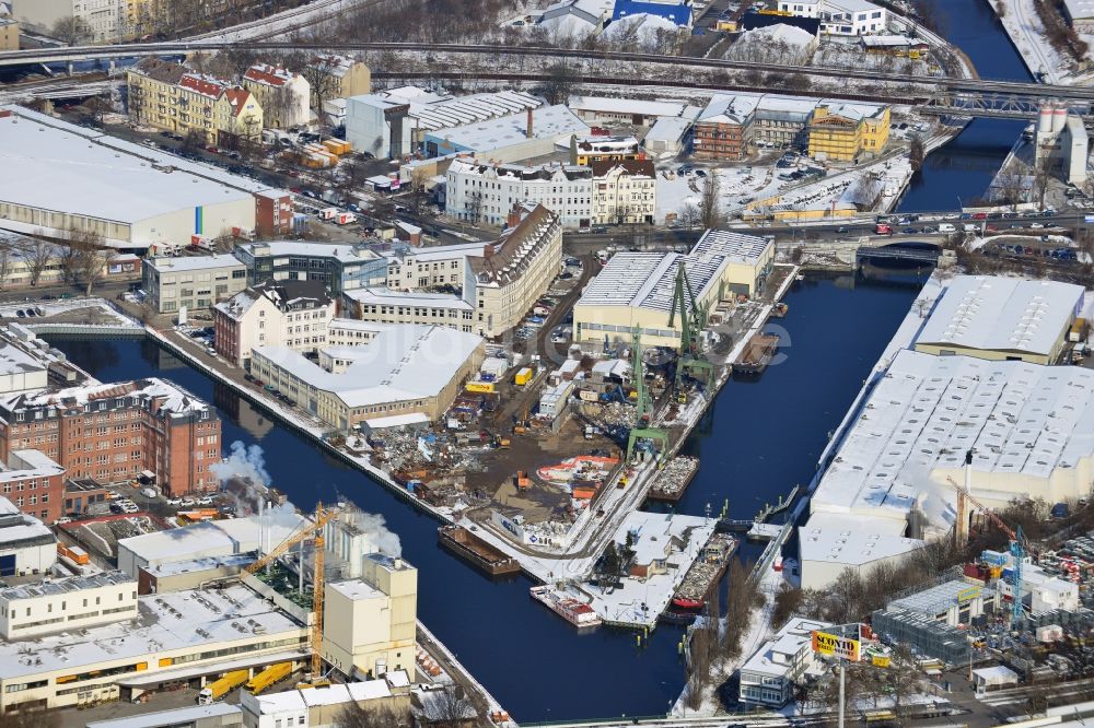 Luftaufnahme Berlin Neukölln - Winterlich mit Schnee bedecktes Gelände des Hafen und der Schleuse Neukölln zwischen Ober- und Unterhafen, ein Projekt der BEHALA - Berliner Hafen- und Lagerhausgesellschaft mbH