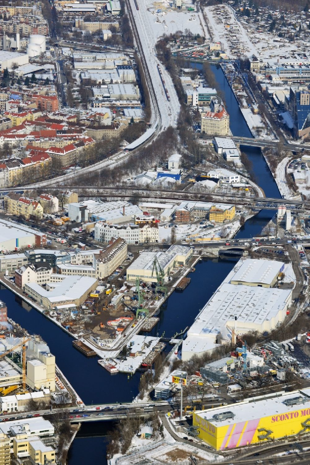 Berlin Neukölln von oben - Winterlich mit Schnee bedecktes Gelände des Hafen und der Schleuse Neukölln zwischen Ober- und Unterhafen, ein Projekt der BEHALA - Berliner Hafen- und Lagerhausgesellschaft mbH