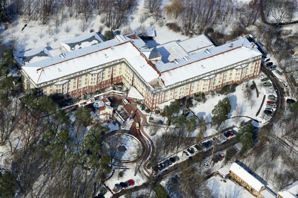 Hoppegarten von oben - Winterlich mit Schnee bedecktes Gelände der Median Klinik Hoppegarten im Bundesland Brandenburg