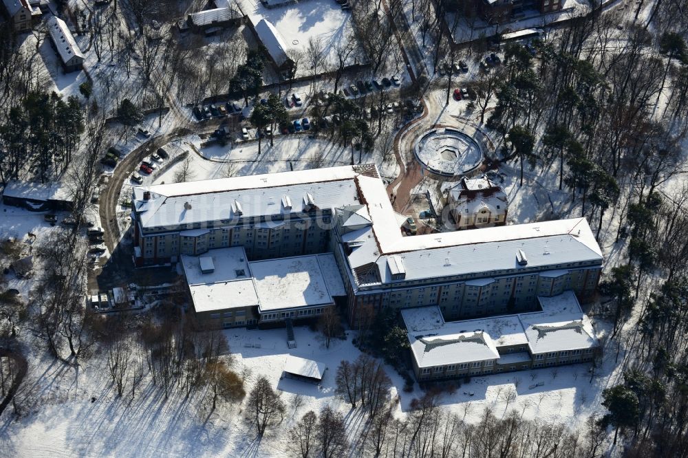 Hoppegarten aus der Vogelperspektive: Winterlich mit Schnee bedecktes Gelände der Median Klinik Hoppegarten im Bundesland Brandenburg