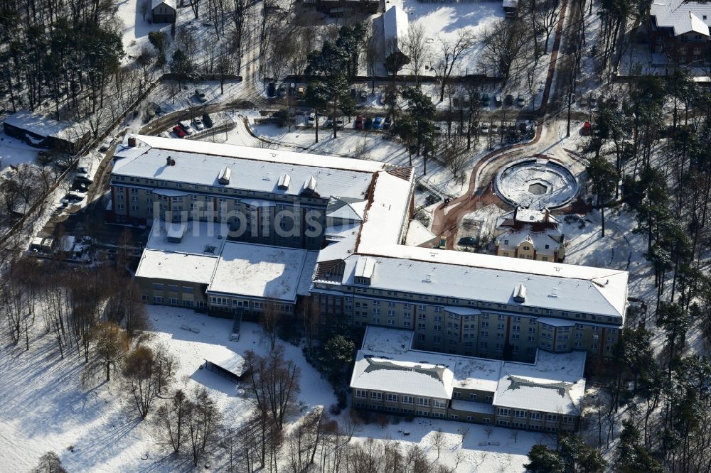 Luftbild Hoppegarten - Winterlich mit Schnee bedecktes Gelände der Median Klinik Hoppegarten im Bundesland Brandenburg