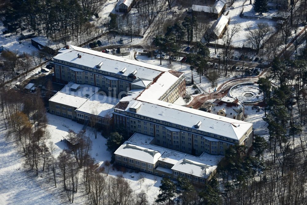 Luftaufnahme Hoppegarten - Winterlich mit Schnee bedecktes Gelände der Median Klinik Hoppegarten im Bundesland Brandenburg