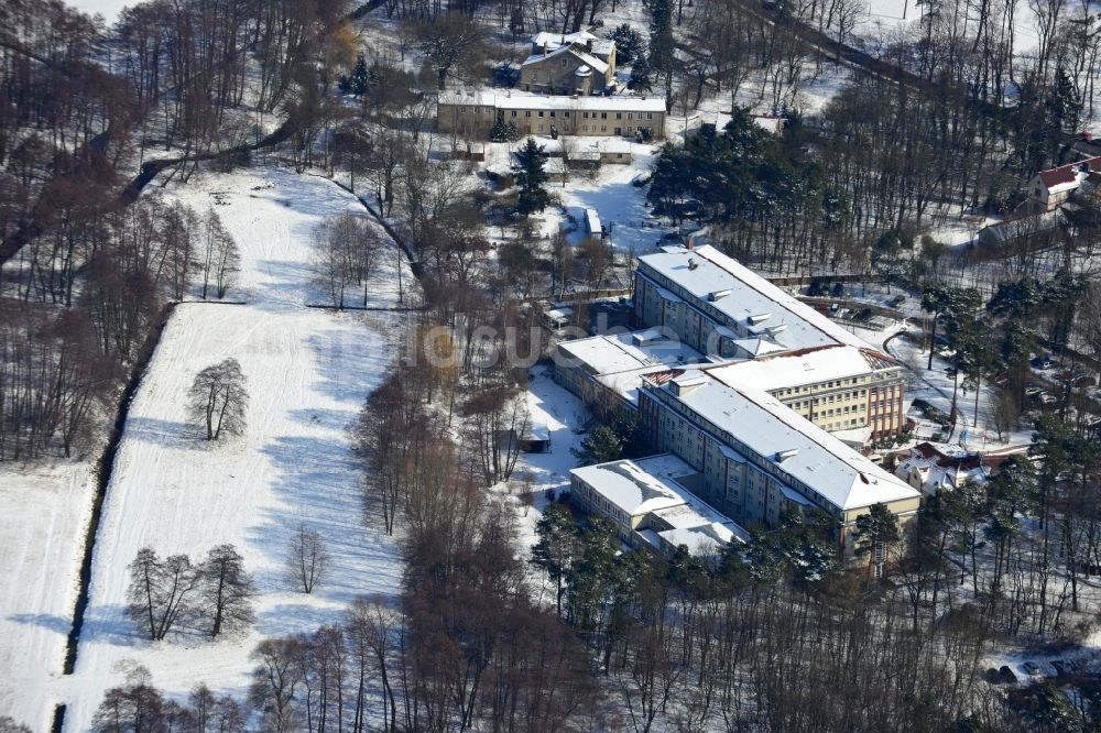 Hoppegarten von oben - Winterlich mit Schnee bedecktes Gelände der Median Klinik Hoppegarten im Bundesland Brandenburg