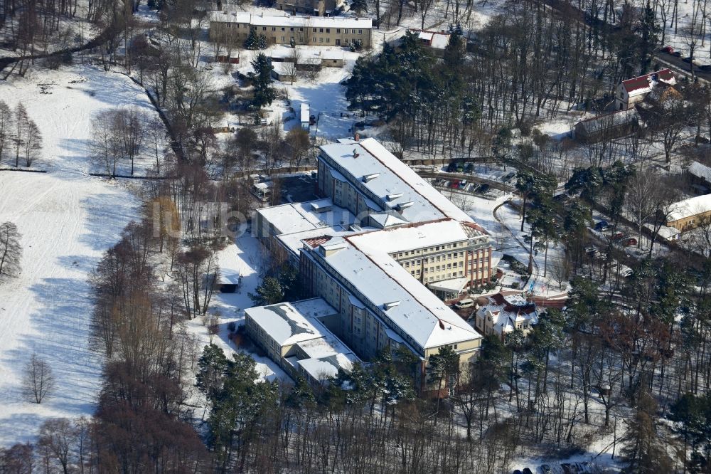 Luftbild Hoppegarten - Winterlich mit Schnee bedecktes Gelände der Median Klinik Hoppegarten im Bundesland Brandenburg