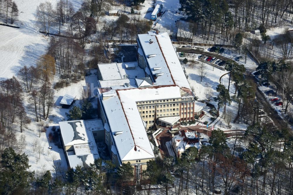 Luftaufnahme Hoppegarten - Winterlich mit Schnee bedecktes Gelände der Median Klinik Hoppegarten im Bundesland Brandenburg