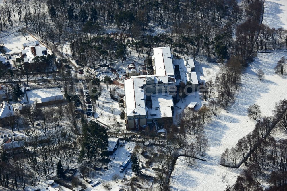 Hoppegarten von oben - Winterlich mit Schnee bedecktes Gelände der Median Klinik Hoppegarten im Bundesland Brandenburg