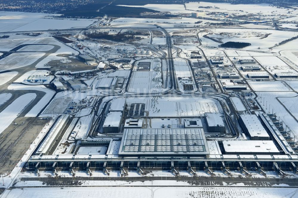 Schönefeld aus der Vogelperspektive: Winterlich mit Schnee bedecktes Gelände des neuen Flughafens BER / BBI BERLIN BRANDENBURG AIRPORT Willi Brandt in Schönefeld im Bundesland Brandenburg