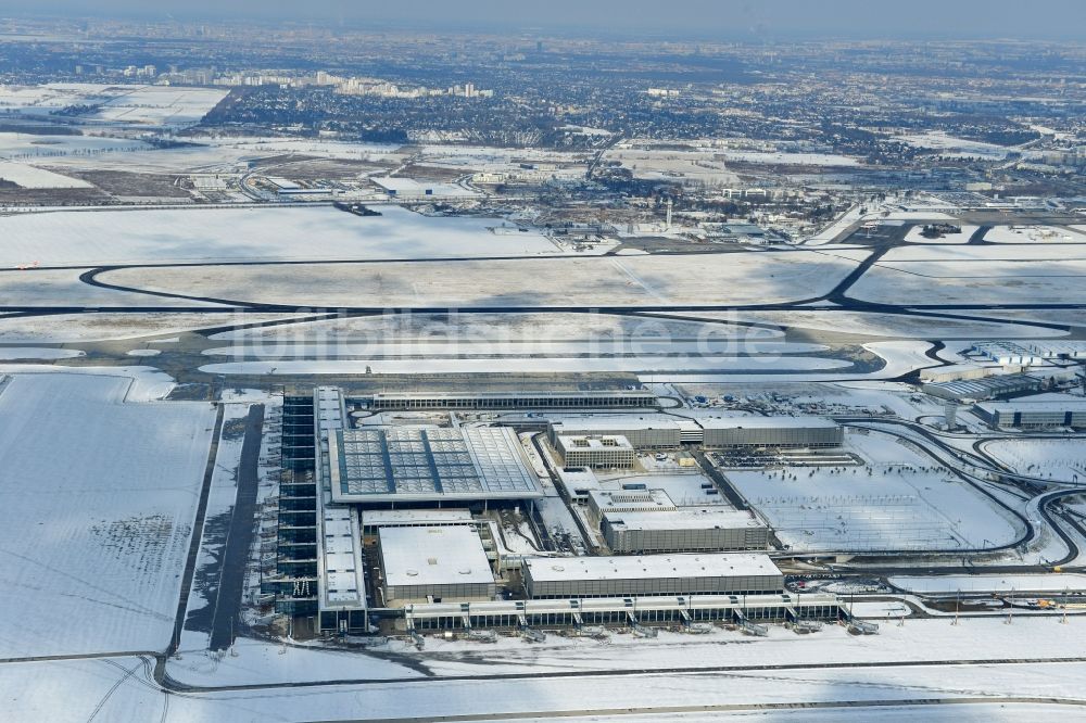 Schönefeld aus der Vogelperspektive: Winterlich mit Schnee bedecktes Gelände des neuen Flughafens BER / BBI BERLIN BRANDENBURG AIRPORT Willi Brandt in Schönefeld im Bundesland Brandenburg