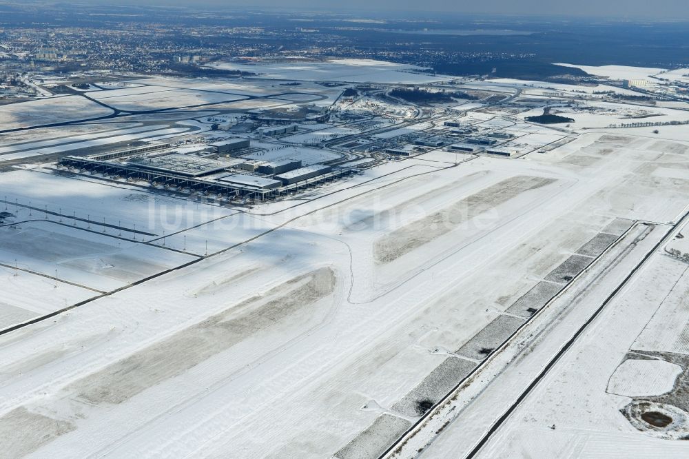 Luftbild Schönefeld - Winterlich mit Schnee bedecktes Gelände des neuen Flughafens BER / BBI BERLIN BRANDENBURG AIRPORT Willi Brandt in Schönefeld im Bundesland Brandenburg