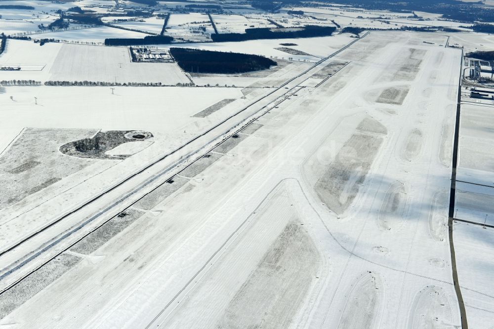 Luftaufnahme Schönefeld - Winterlich mit Schnee bedecktes Gelände des neuen Flughafens BER / BBI BERLIN BRANDENBURG AIRPORT Willi Brandt in Schönefeld im Bundesland Brandenburg