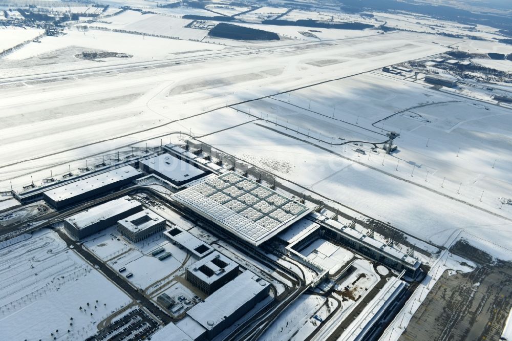 Luftbild Schönefeld - Winterlich mit Schnee bedecktes Gelände des neuen Flughafens BER / BBI BERLIN BRANDENBURG AIRPORT Willi Brandt in Schönefeld im Bundesland Brandenburg