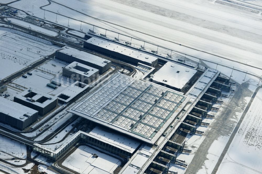 Schönefeld von oben - Winterlich mit Schnee bedecktes Gelände des neuen Flughafens BER / BBI BERLIN BRANDENBURG AIRPORT Willi Brandt in Schönefeld im Bundesland Brandenburg