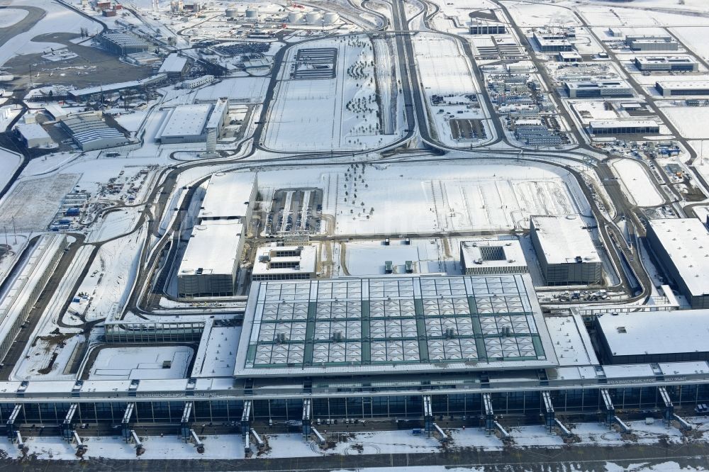 Luftbild Schönefeld - Winterlich mit Schnee bedecktes Gelände des neuen Flughafens BER / BBI BERLIN BRANDENBURG AIRPORT Willi Brandt in Schönefeld im Bundesland Brandenburg