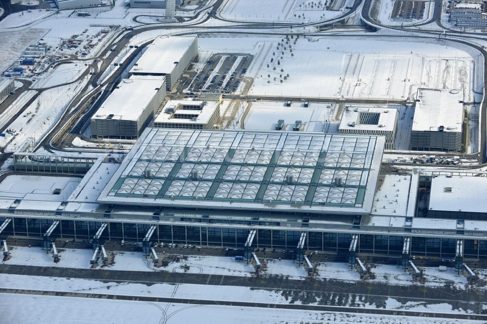 Luftaufnahme Schönefeld - Winterlich mit Schnee bedecktes Gelände des neuen Flughafens BER / BBI BERLIN BRANDENBURG AIRPORT Willi Brandt in Schönefeld im Bundesland Brandenburg