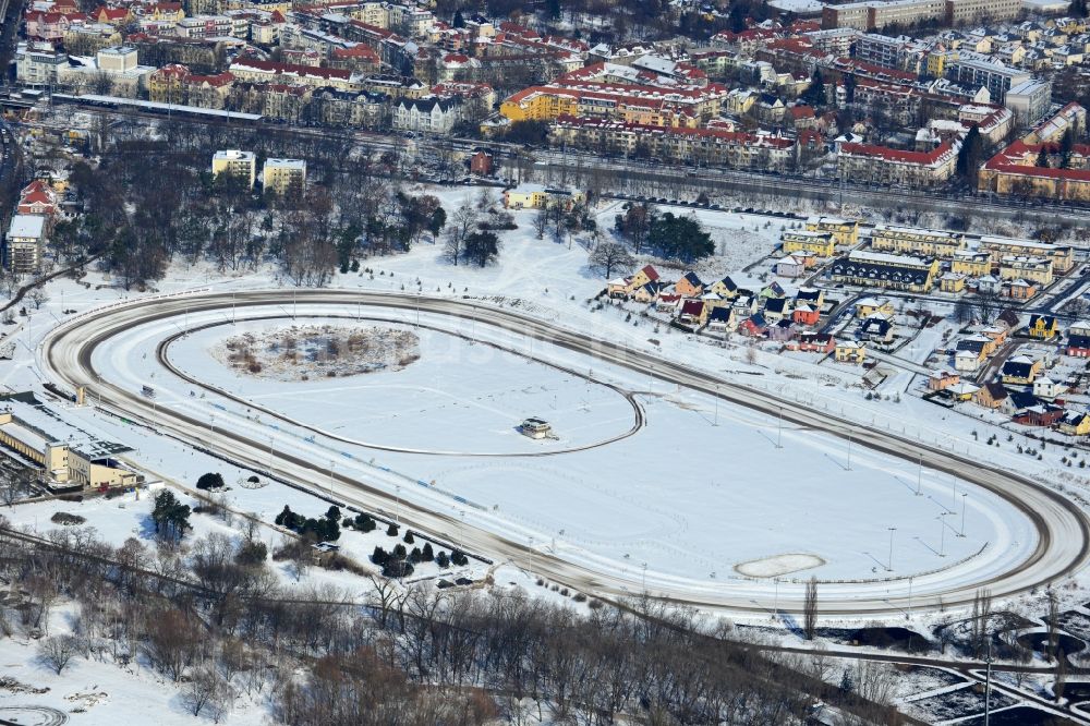 Berlin Karlshorst von oben - Winterlich mit Schnee bedecktes Gelände an der Trabrennbahn des Pferdesportpark Berlin - Karlshorst