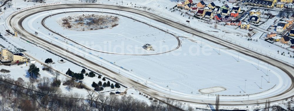 Berlin Karlshorst aus der Vogelperspektive: Winterlich mit Schnee bedecktes Gelände an der Trabrennbahn des Pferdesportpark Berlin - Karlshorst