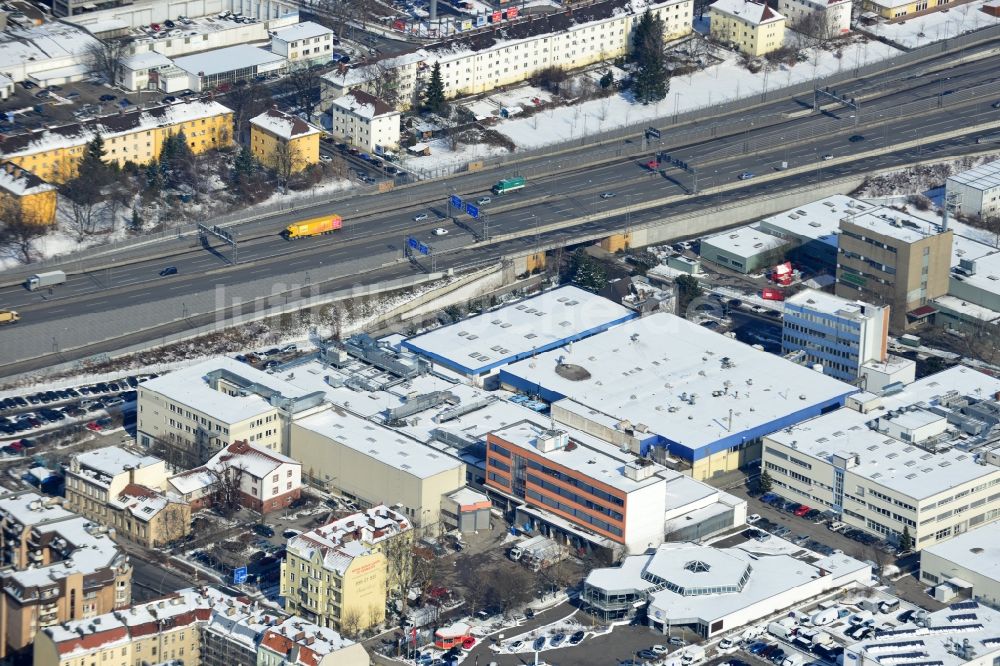 Luftaufnahme Berlin Neukölln - Winterlich mit Schnee bedecktes Industriegebiet Ballinstraße - Sieversufer - Buschkrugallee in Berlin Neukölln