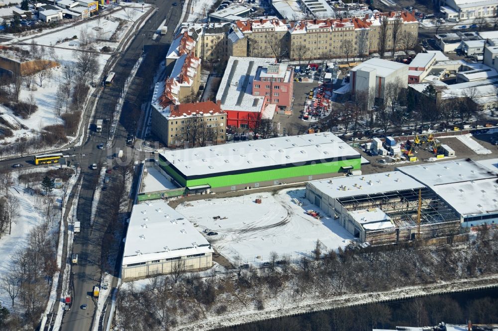 Luftaufnahme Berlin Tempelhof - Winterlich mit Schnee bedecktes Industriegebiet Gottlieb-Dunkel-Straße - Bergholzstraße in Berlin Tempelhof