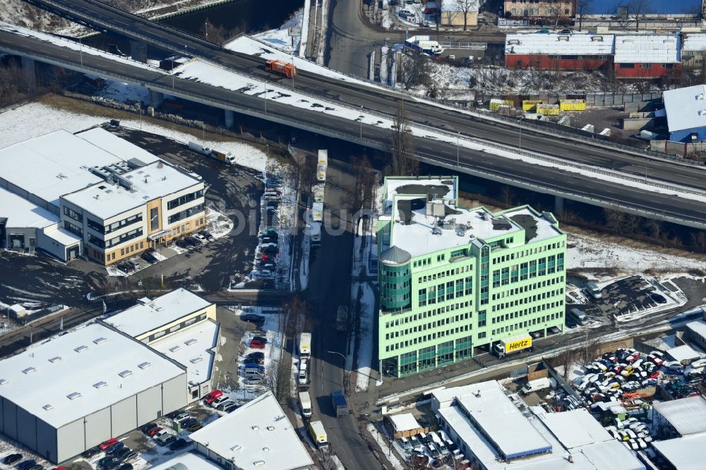 Berlin Neukölln von oben - Winterlich mit Schnee bedecktes Industriegebiet Gottlieb-Dunkel-Straße in Berlin Neukölln