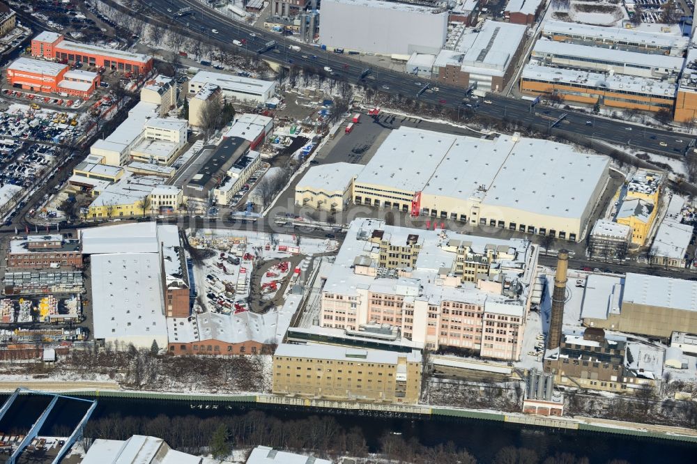 Berlin Tempelhof von oben - Winterlich mit Schnee bedecktes Industriegebiet Teilestraße - Gradestraße in Berlin Tempelhof