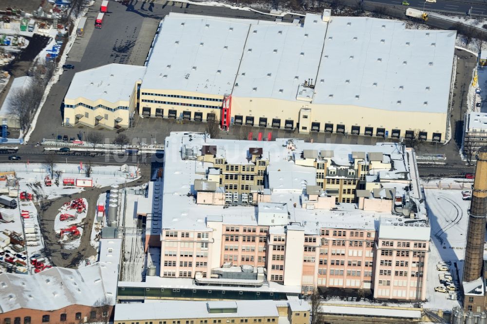 Berlin Tempelhof aus der Vogelperspektive: Winterlich mit Schnee bedecktes Industriegebiet Teilestraße - Gradestraße in Berlin Tempelhof