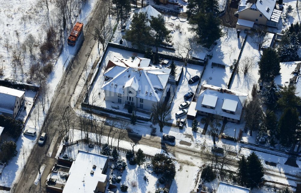 Berlin von oben - Winterlich mit Schnee bedecktes Mehrfamilien - Wohnhaus im Bezirk Marzahn-Hellersdorf in Berlin