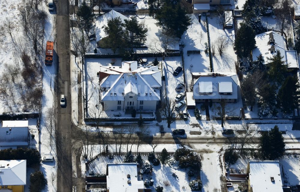 Berlin aus der Vogelperspektive: Winterlich mit Schnee bedecktes Mehrfamilien - Wohnhaus im Bezirk Marzahn-Hellersdorf in Berlin