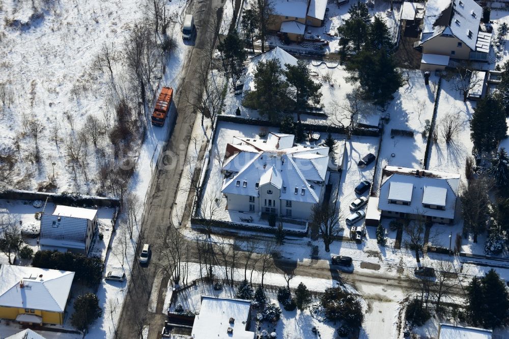 Luftbild Berlin - Winterlich mit Schnee bedecktes Mehrfamilien - Wohnhaus im Bezirk Marzahn-Hellersdorf in Berlin