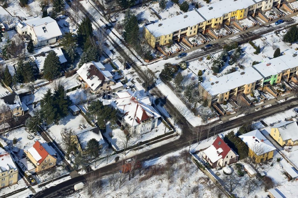 Luftaufnahme Berlin - Winterlich mit Schnee bedecktes Mehrfamilien - Wohnhaus im Bezirk Marzahn-Hellersdorf in Berlin