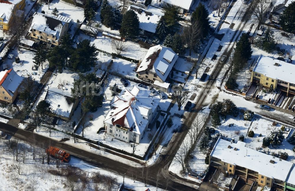 Berlin von oben - Winterlich mit Schnee bedecktes Mehrfamilien - Wohnhaus im Bezirk Marzahn-Hellersdorf in Berlin